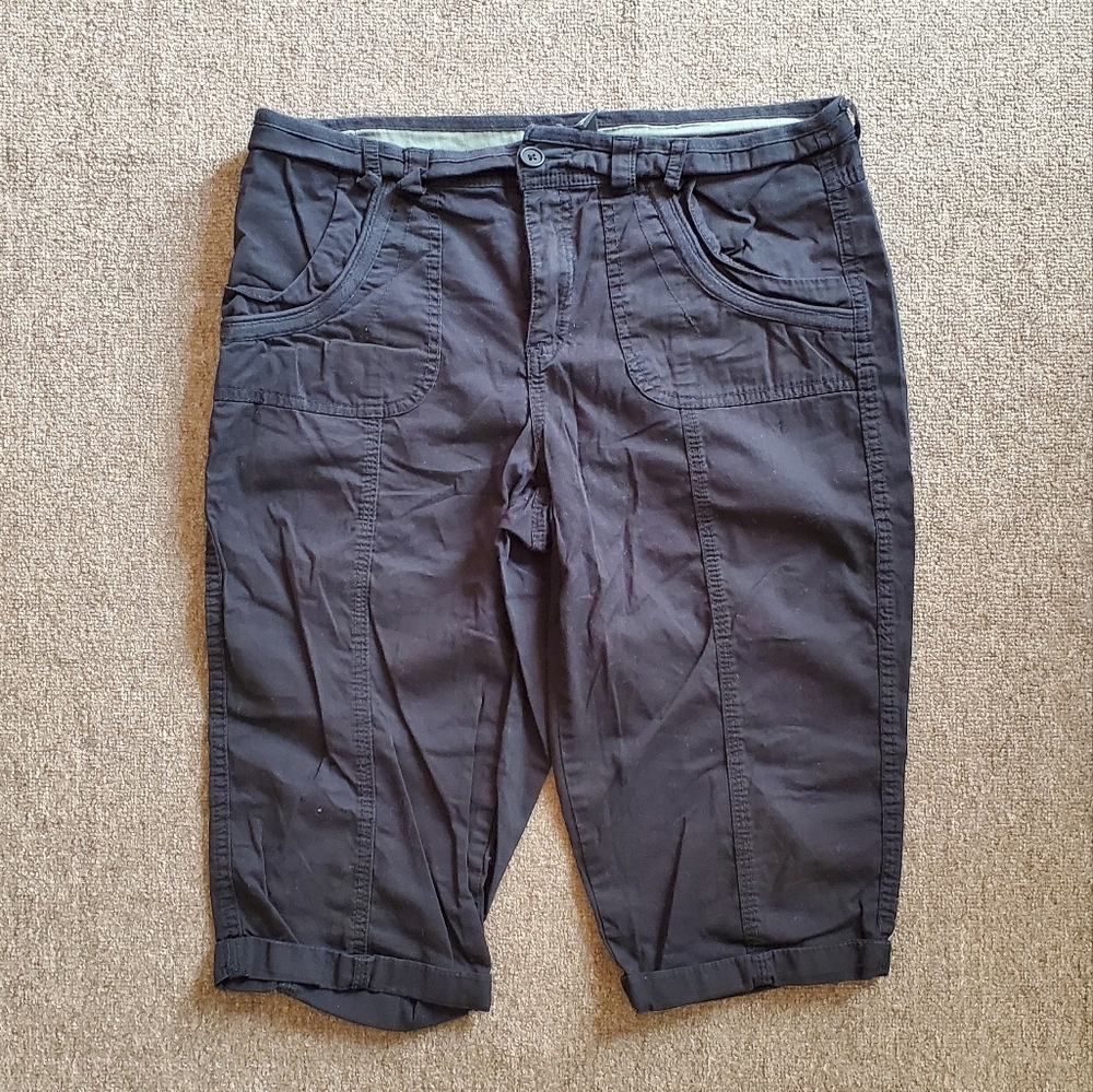 Capri or Bermuda black pants